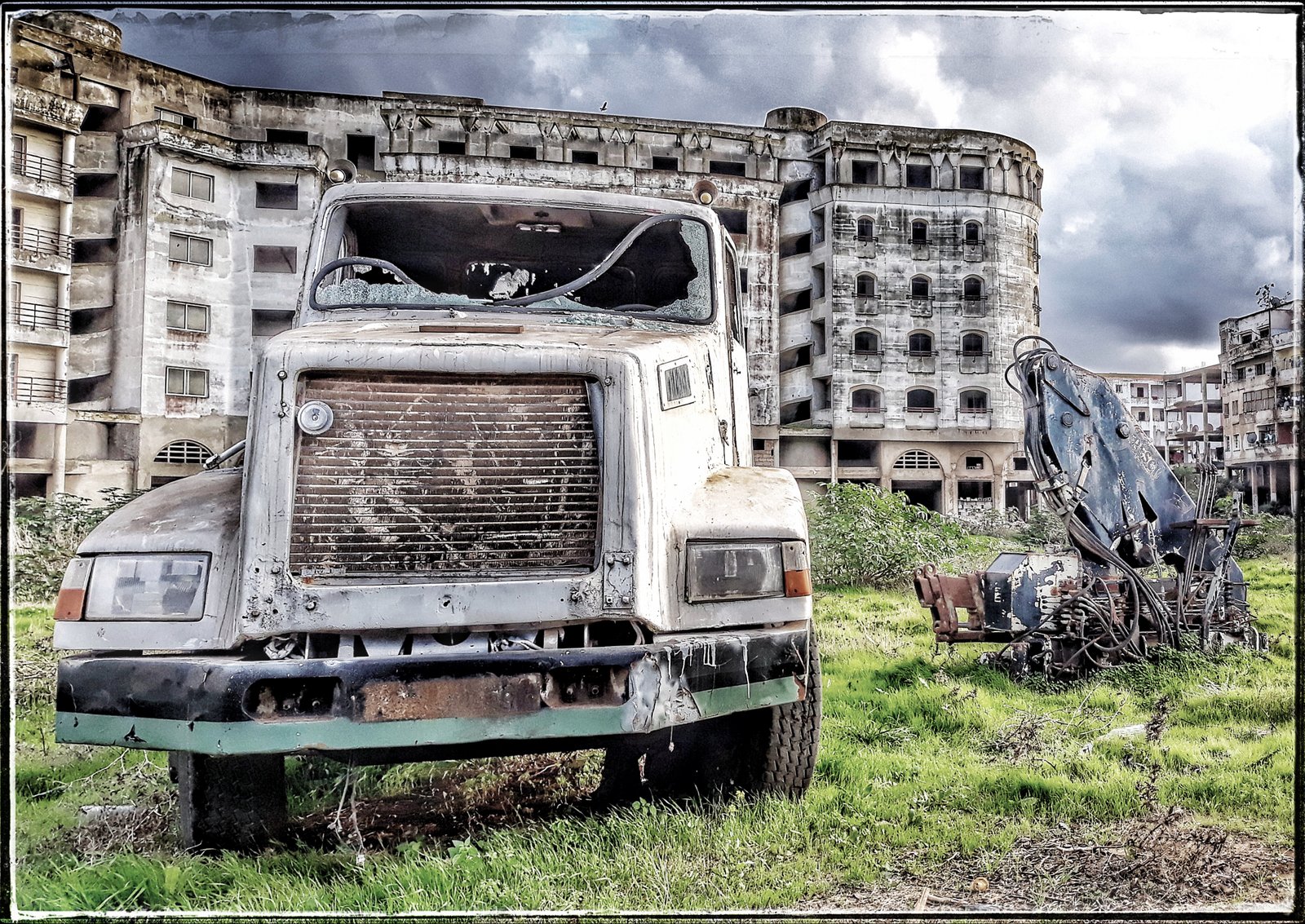 ABANADONED_URBAN_TRUCK_SNIPERCAR