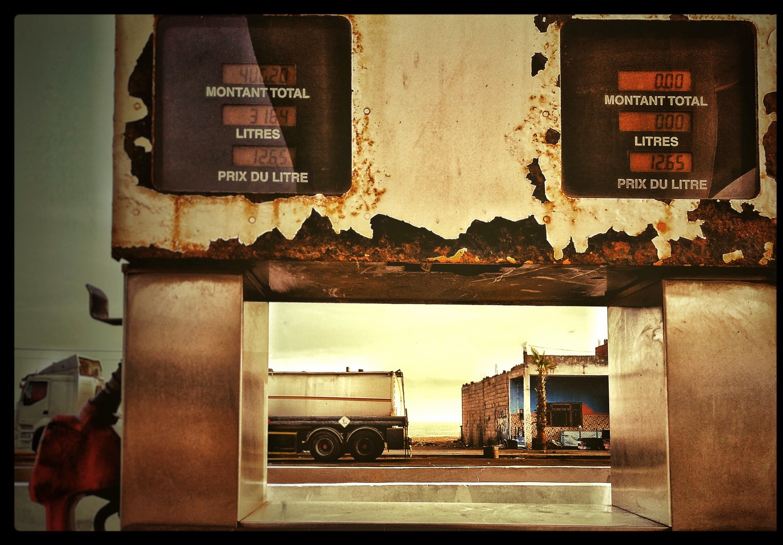 Boujdour - STATION DE GAZOIL - Moroccan DESERT-snipercar