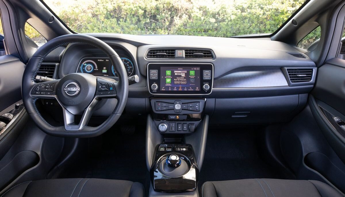 Nissan-leaf-electric-small-cars-interior
