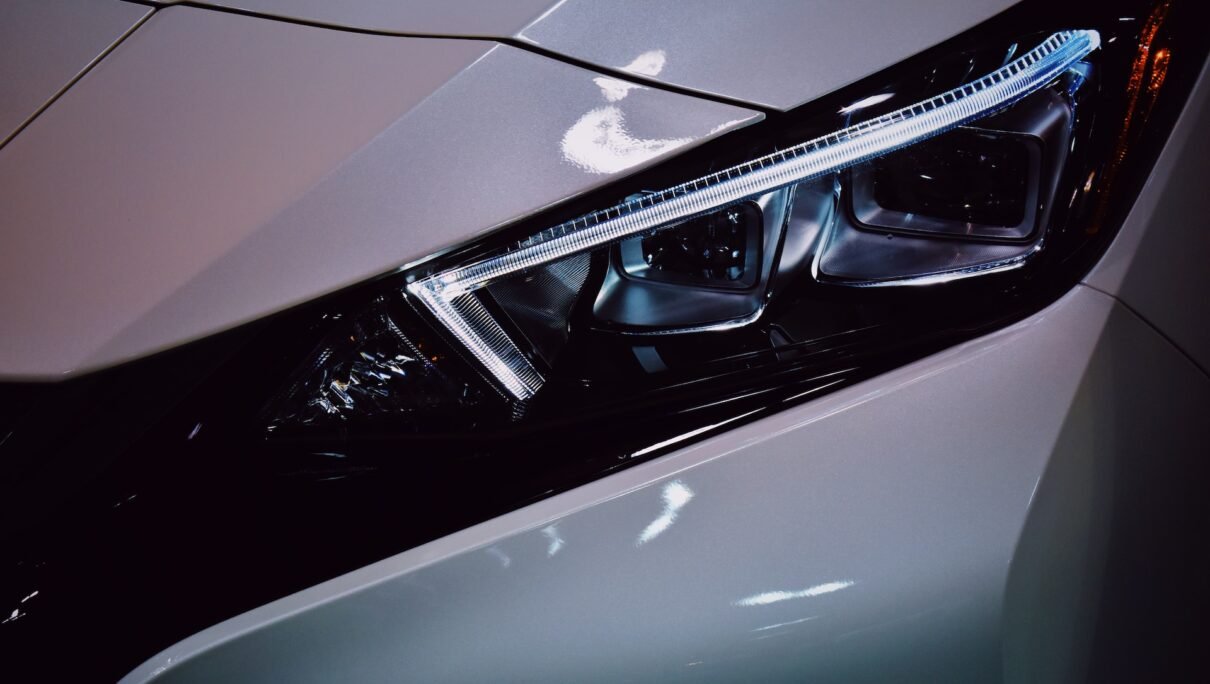 Nissan-leaf-electric-small-cars-white-light-front