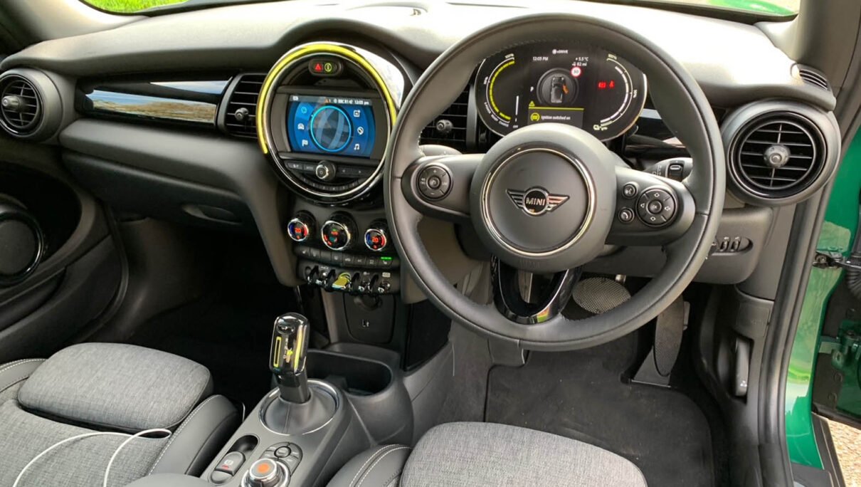 mini-electric-compact-car-all-what-you-need-to-know-snipercar-interior-dashboard